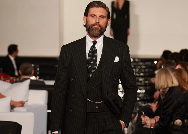 خريف وشتاء "رالف لورين" 2022 .. أسود وأبيض بلمسة رومانسية