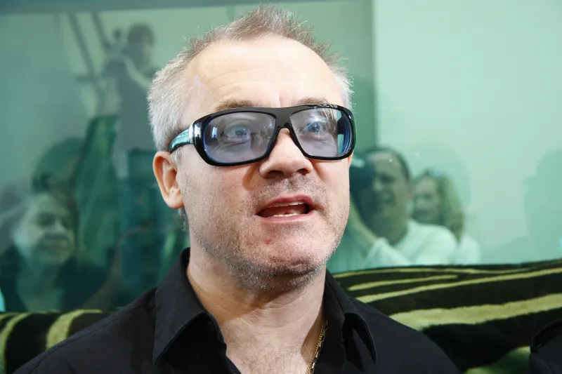 فنان بريطاني يحرق لوحاته أمام جمهوره (فيديو)