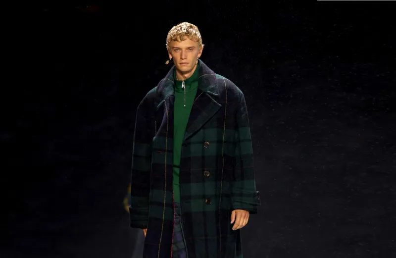 "تومي هيلفيغر" متمردة هذا الخريف.. وعرض أزياء تحت المطر