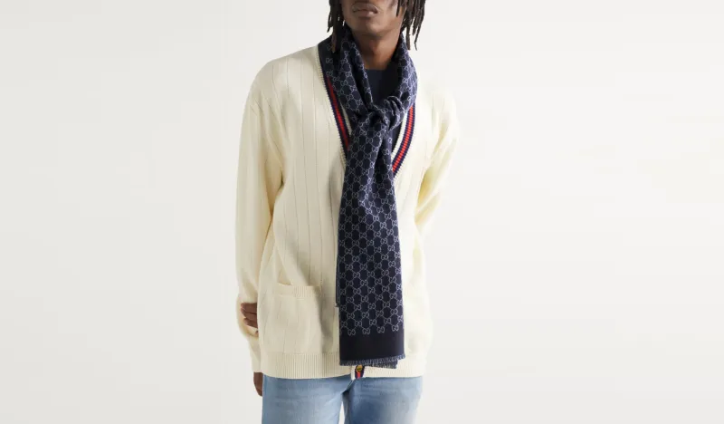 الوشاح.. كردان صوفي يزين رقبة الرجال