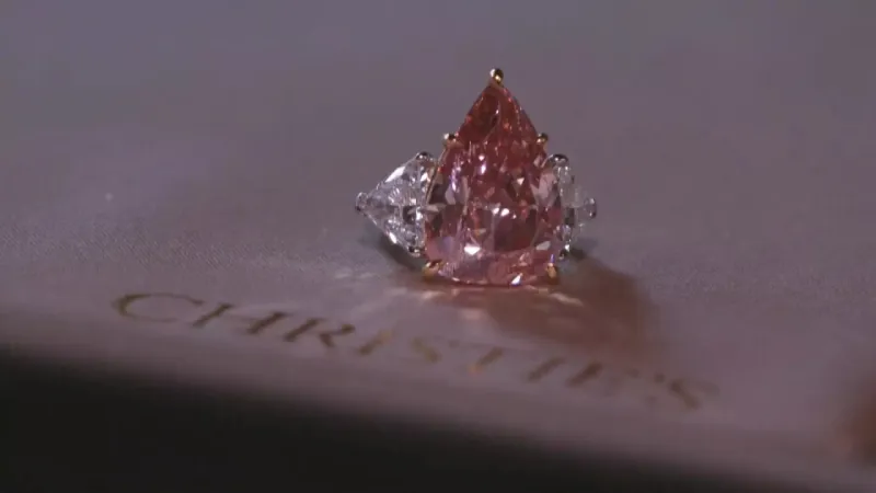 في مزاد مدته 4 دقائق.. بيع ألماسة وردية بـ 28 مليون دولار