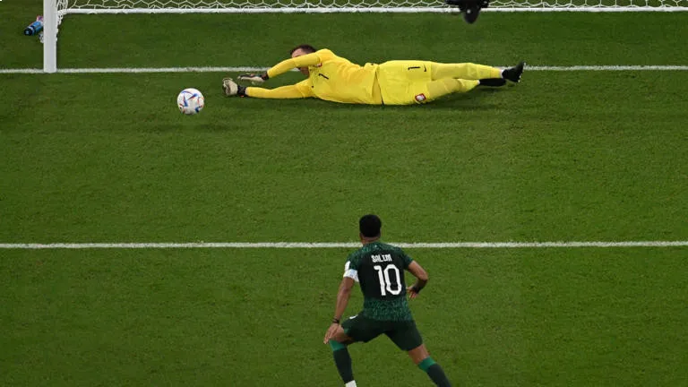 حارس بولندا يكشف كيفية تصديه لركلة جزاء سالم الدوسري