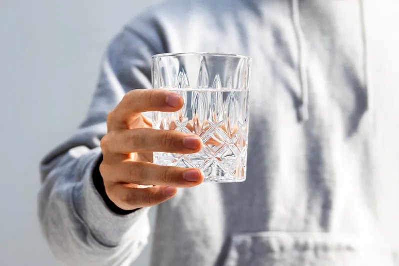 دراسة جديدة: شرب 8 أكواب ماء يوميًّا ليس صحيحًا