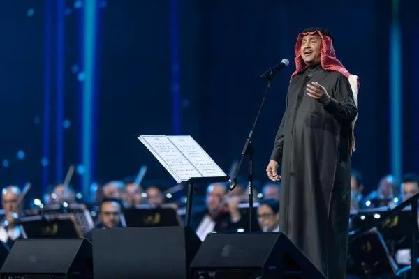 «قفشات» محمد عبده مع «عائض يوسف» و«عبدالله الرويشد» بـ«ليلة فنان العرب»