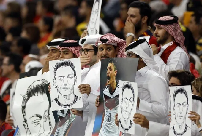 الجماهير العريبة تتهم المنتخب الألماني بالنفاق بصور مسعود أوزيل