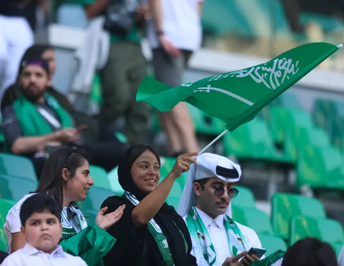 كاميرا «الرجل» ترصد مسيرة الجماهير السعودية لمؤازرة الأخضر أمام بولندا