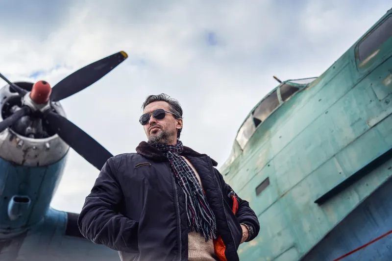 سترة الطيارين (bomber jacket).. استراحة المحارب في دور الأزياء