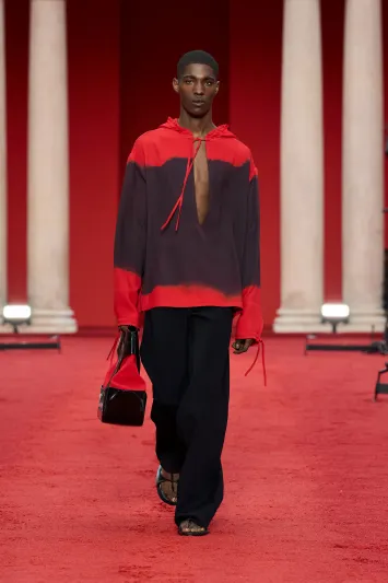 FERRAGAMO .. تدخل حقبة مشرقة مع Maximilian Davis