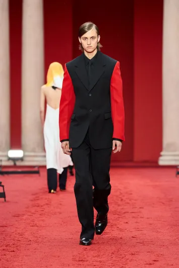 FERRAGAMO .. تدخل حقبة مشرقة مع Maximilian Davis