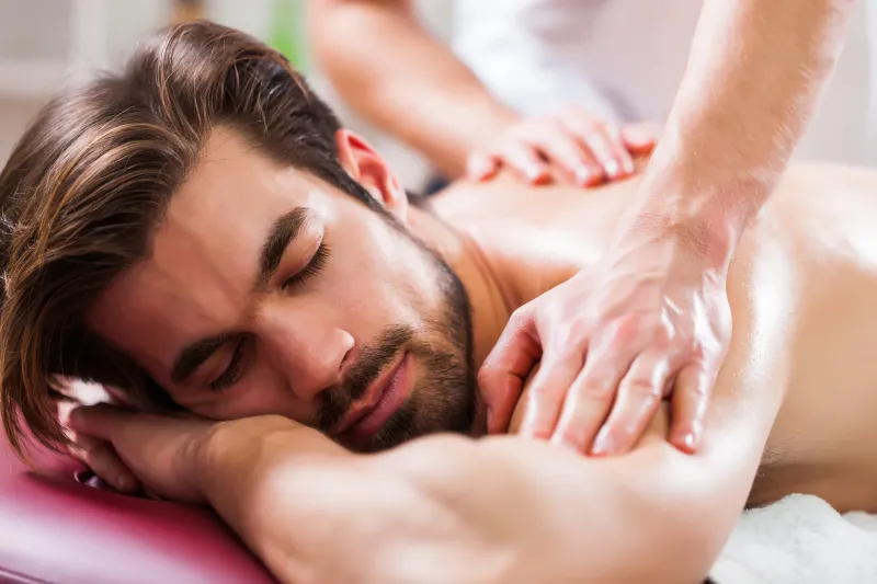 لفوائدها الصحية والنفسية.. أهم أنواع المساج للرجال