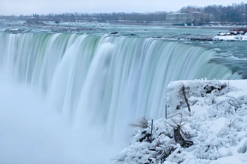 «إعصار القنبلة» يتسبب في تجمد شلالات «نياغارا» (فيديو)