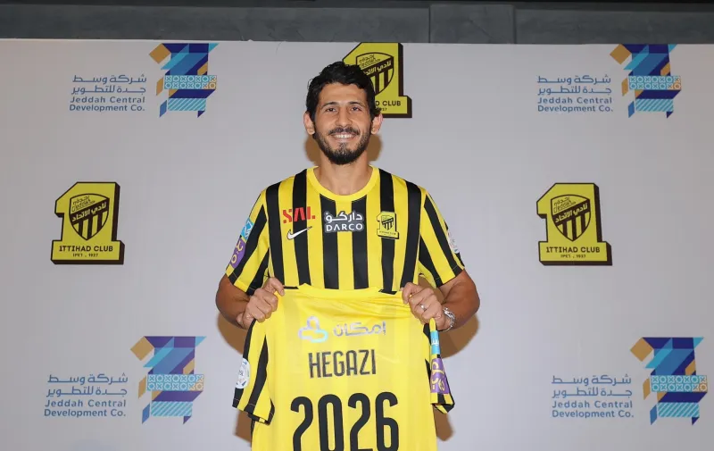 أحمد حجازي يقوم بحركة غريبة في مباراة الاتحاد والشباب (فيديو)