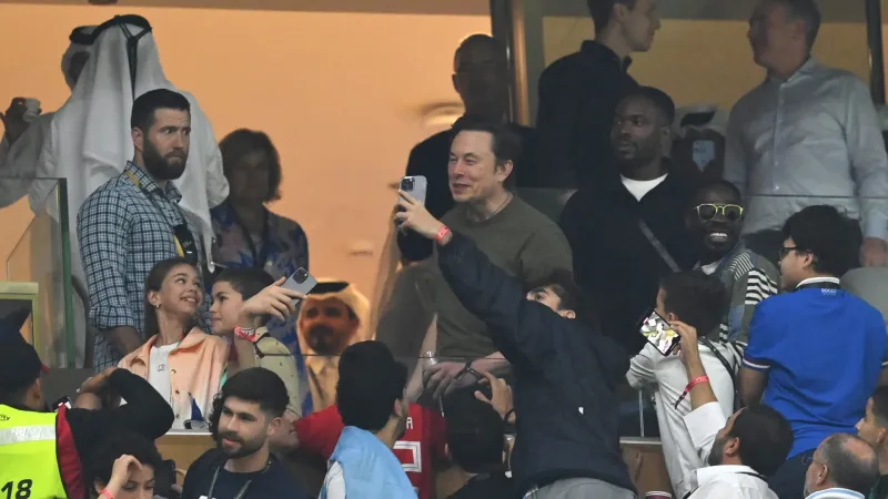  إيلون ماسك يحضر إلى ملعب «لوسيل» لتشجيع الأرجنتين (فيديو)