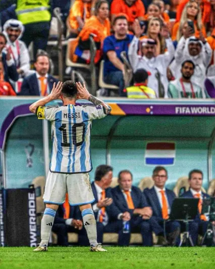 احتفال ميسي يكشف سر استفزازه لمدرب هولندا «لويس فان غال»  