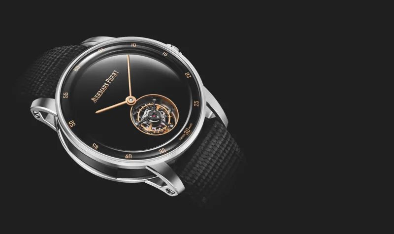 الساعات بسطوة اللون الأسود.. تزهو وتتبرج