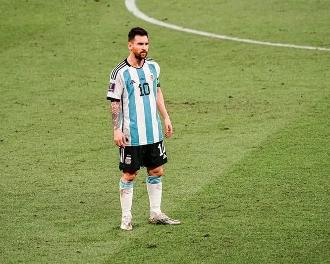 ملاكم يقتحم الملعب لضرب «ميسي».. وبرلمانية تطلب منعه من دخول المكسيك