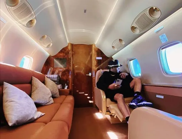 من جديد.. محمد رمضان يثير جدلاً واسعًا بسبب مضيفة طائرته الخاصة