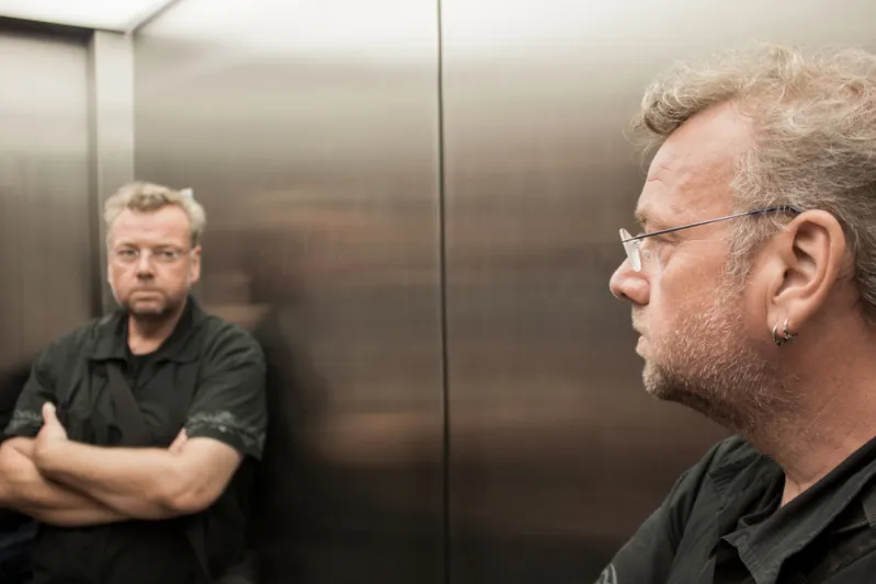 ثلاثة أسباب غريبة وراء وضع مرآة في المصعد