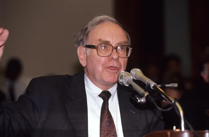 «وارن بافيت» يُزيح «جيف بيزوس» ويصبح ثالث أغنى رجل أمريكي  