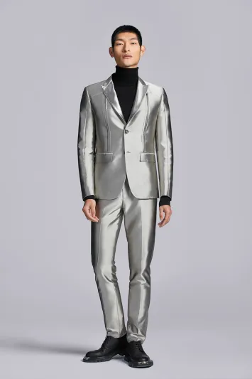 البدلة الرسمية: أناقة خالصة لم ينل منها الزمن