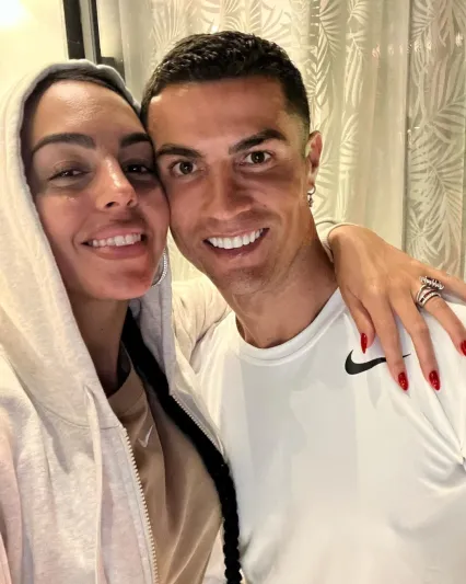 «جورجينا» تفاجئ «رونالدو» بسيارة «رولز رويس» بمناسبة العام الجديد (فيديو)