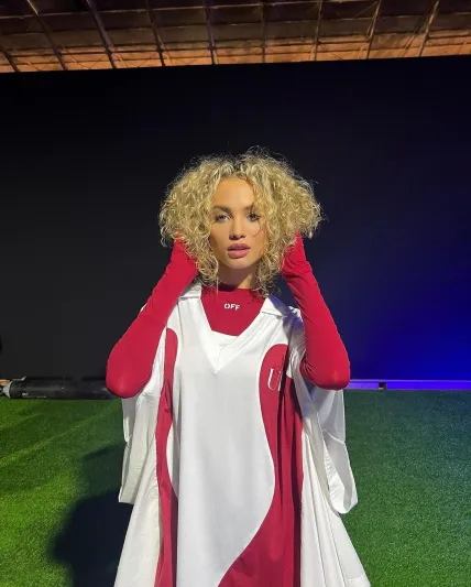 صديقة مبابي تبهر معجبيها بإطلالة رائعة بعرض أزياء في قطر