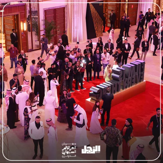 نجوم العرب والعالم يتألقون بإطلالات باهرة بمهرجان البحر الأحمر السينمائي