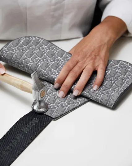 عودة قماش Oblique الأسطوريّ من Dior إلى الواجهة من جديد!