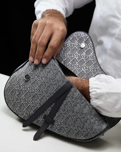 عودة قماش Oblique الأسطوريّ من Dior إلى الواجهة من جديد!