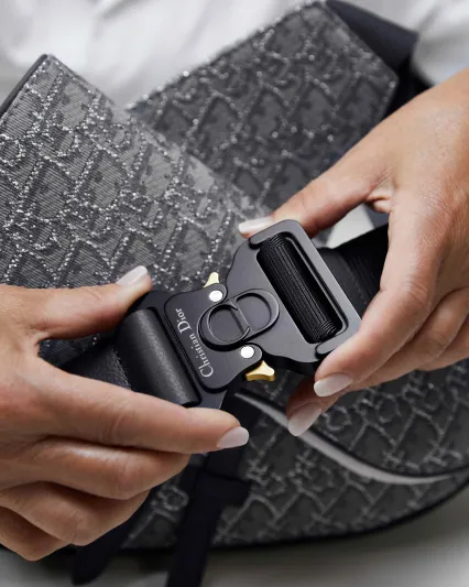 عودة قماش Oblique الأسطوريّ من Dior إلى الواجهة من جديد!