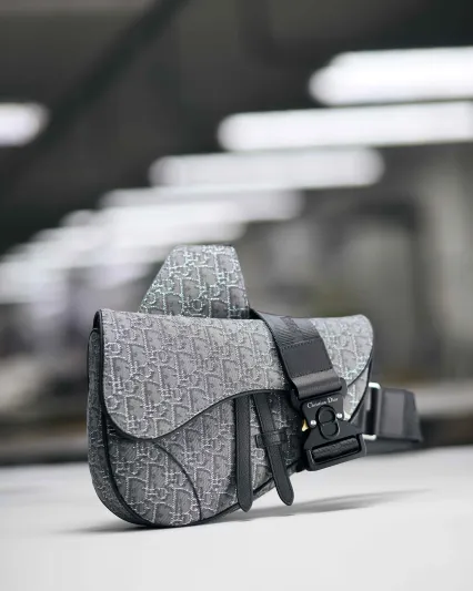 عودة قماش Oblique الأسطوريّ من Dior إلى الواجهة من جديد!