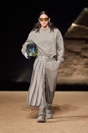 Dior في رحلة خريفيّة على خطى النجوم خلف هرم الجيزة