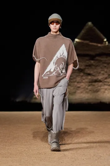 Dior في رحلة خريفيّة على خطى النجوم خلف هرم الجيزة