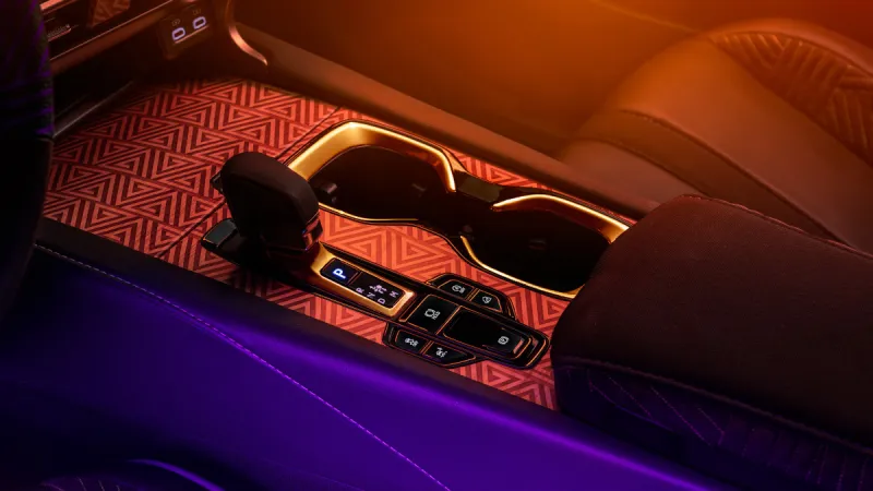 «لكزس RX 500h».. أيقونة من اتحاد عمالقة الموضة وصانعي السيارات