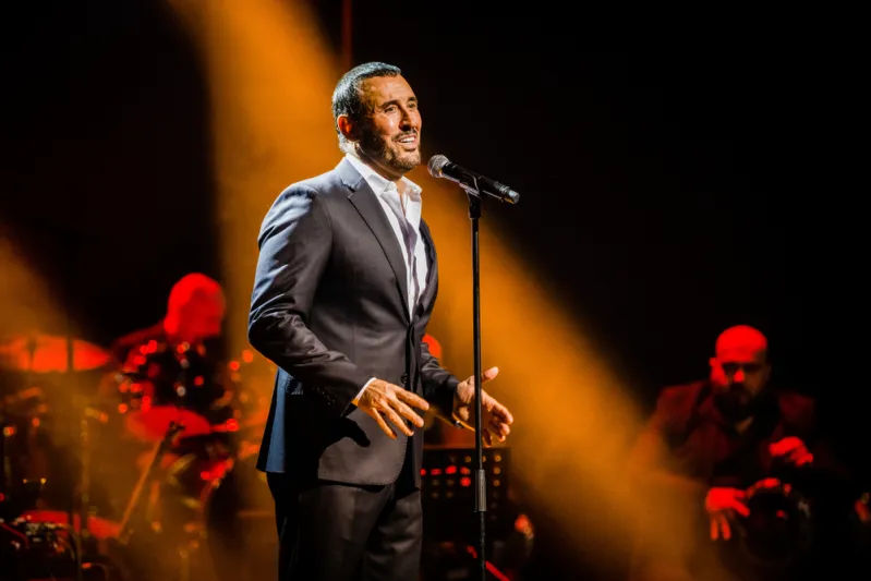 معجبة تقتحم المسرح "حافية القدمين" لالتقاط صورة مع كاظم الساهر