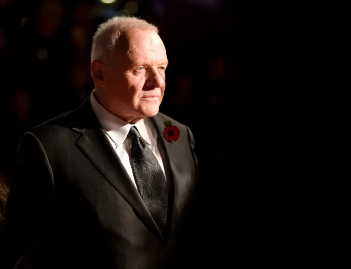 أنتوني هوبكنز.. وهج الذهب القديم لا يخمد أبدًا