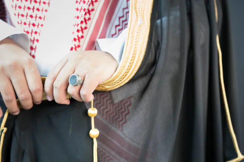 «البشت».. قصة طويلة من الأصالة والفخامة