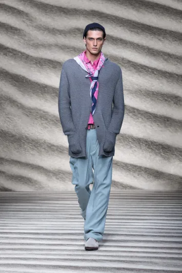 أزياء جيورجيو أرماني لربيع وصيف 2023 مرحة ومريحة