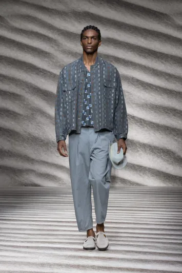 أزياء جيورجيو أرماني لربيع وصيف 2023 مرحة ومريحة