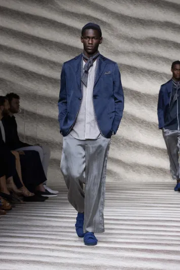 أزياء جيورجيو أرماني لربيع وصيف 2023 مرحة ومريحة