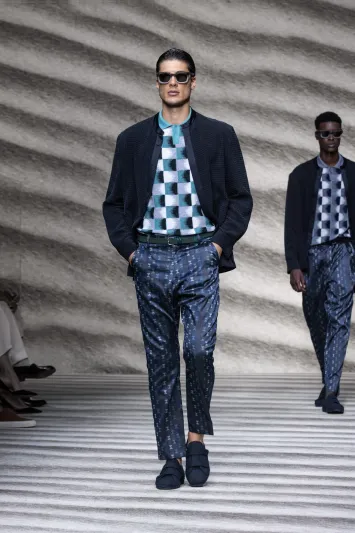 أزياء جيورجيو أرماني لربيع وصيف 2023 مرحة ومريحة