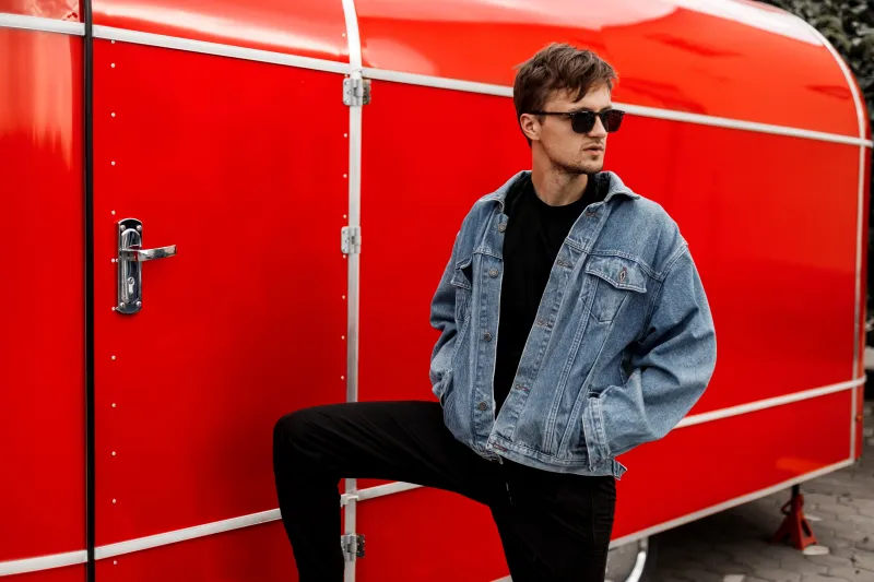 سترة الدينيم.. إطلالة عصرية أنيقة تخطف الأنظار ببساطتها