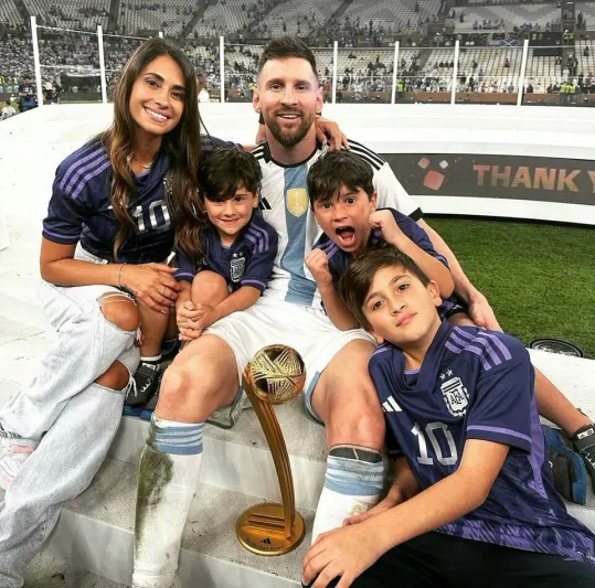 زوجة «ميسي» تدعم «شاكيرا» في هجومها على «بيكيه»