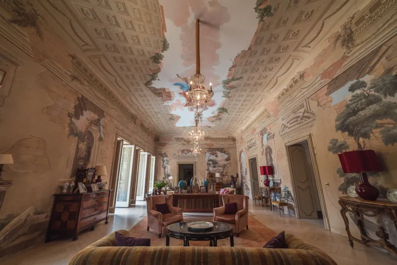 قصر «Villa Tasca» في إقليم صقلية جنوب إيطاليا معروض للإيجار - المصدر: Airbnb قصر مسلسل «اللوتس الأبيض» الفخم في إيطاليا للإيجار