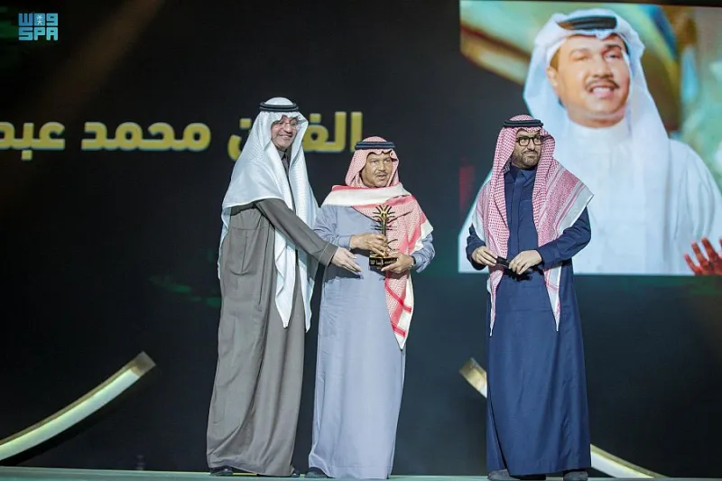 تركي آل الشيخ يعلق على بكاء «محمد عبده» بحفل التميز الإعلامي 2022