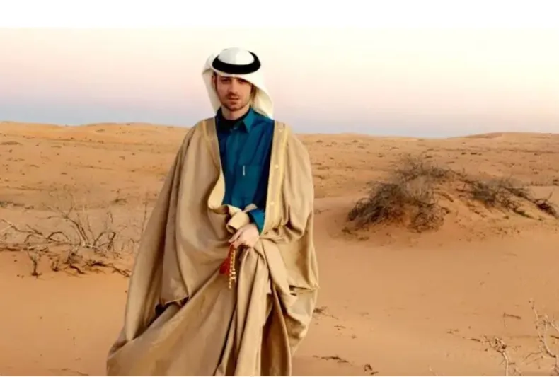 يرتدي الزي السعودي ويتحدث العربية.. قصة معلم فرنسي يعشق المملكة