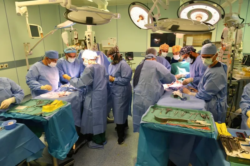 فصل التوأم السيامي العراقي «عمر وعلي» بعد جراحة مُعقدة استغرقت 11 ساعة