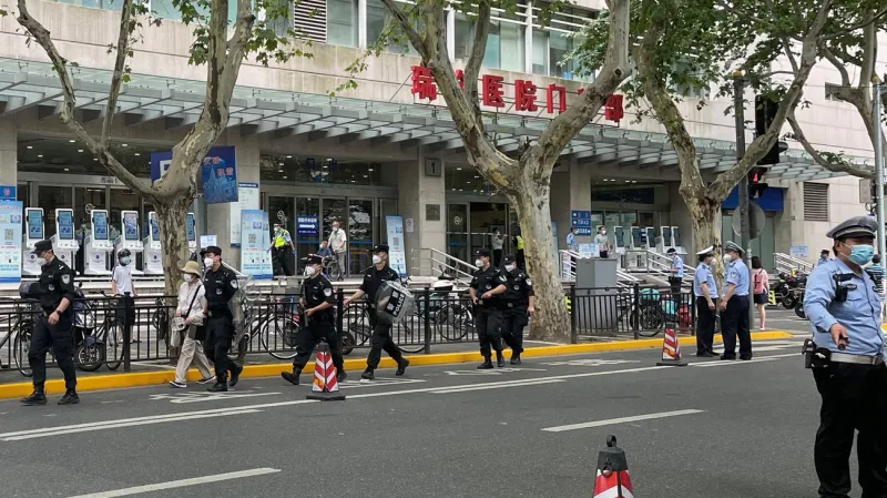 نزيل غاضب يقتحم بهو فندق بسيارته الرياضية (فيديو)