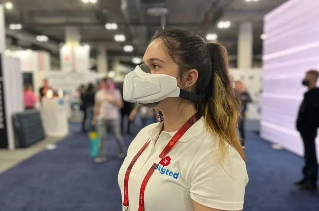 قناع يوفر الخصوصية لمرتديه أثناء التحدث في الهاتف