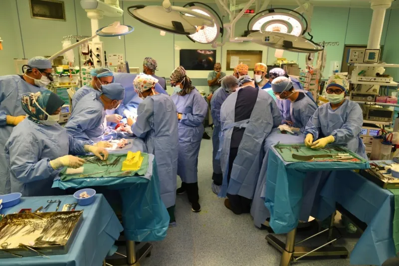 فصل التوأم السيامي العراقي «عمر وعلي» بعد جراحة مُعقدة استغرقت 11 ساعة